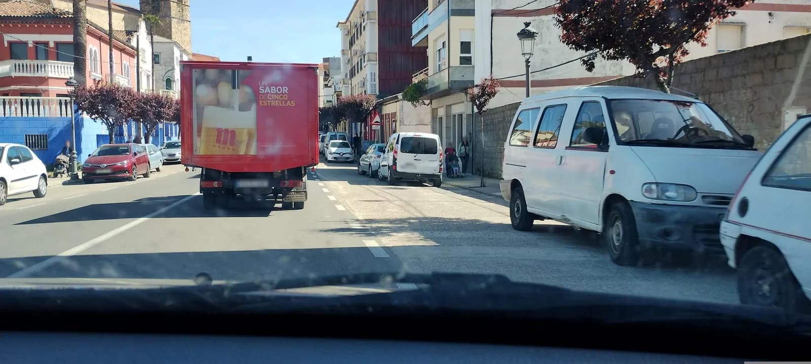 Aparcamiento gratuito en Avenida de la Constitución en Jaraíz de la Vera (Cáceres)