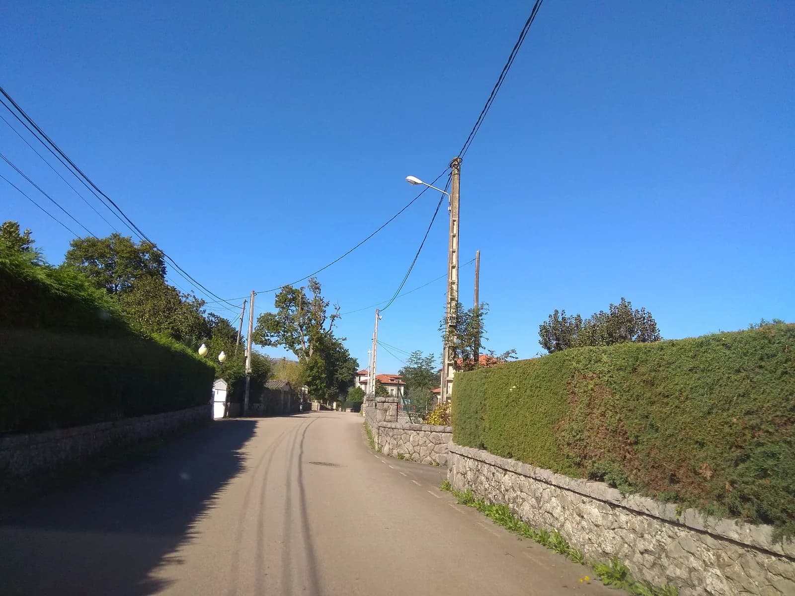 Aparcamiento gratuito en Avenida de Leopoldo y Josefa del Valle en Riotuerto (Cantabria)