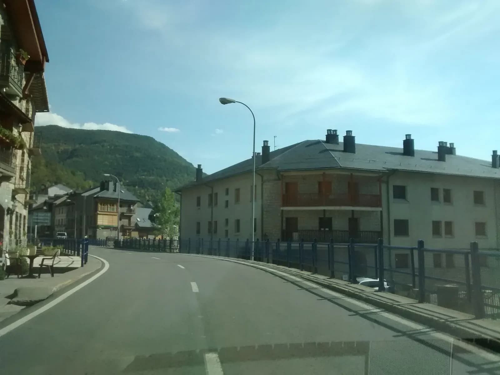 Aparcamiento gratuito en Avenida de Ordesa en Broto (Huesca)