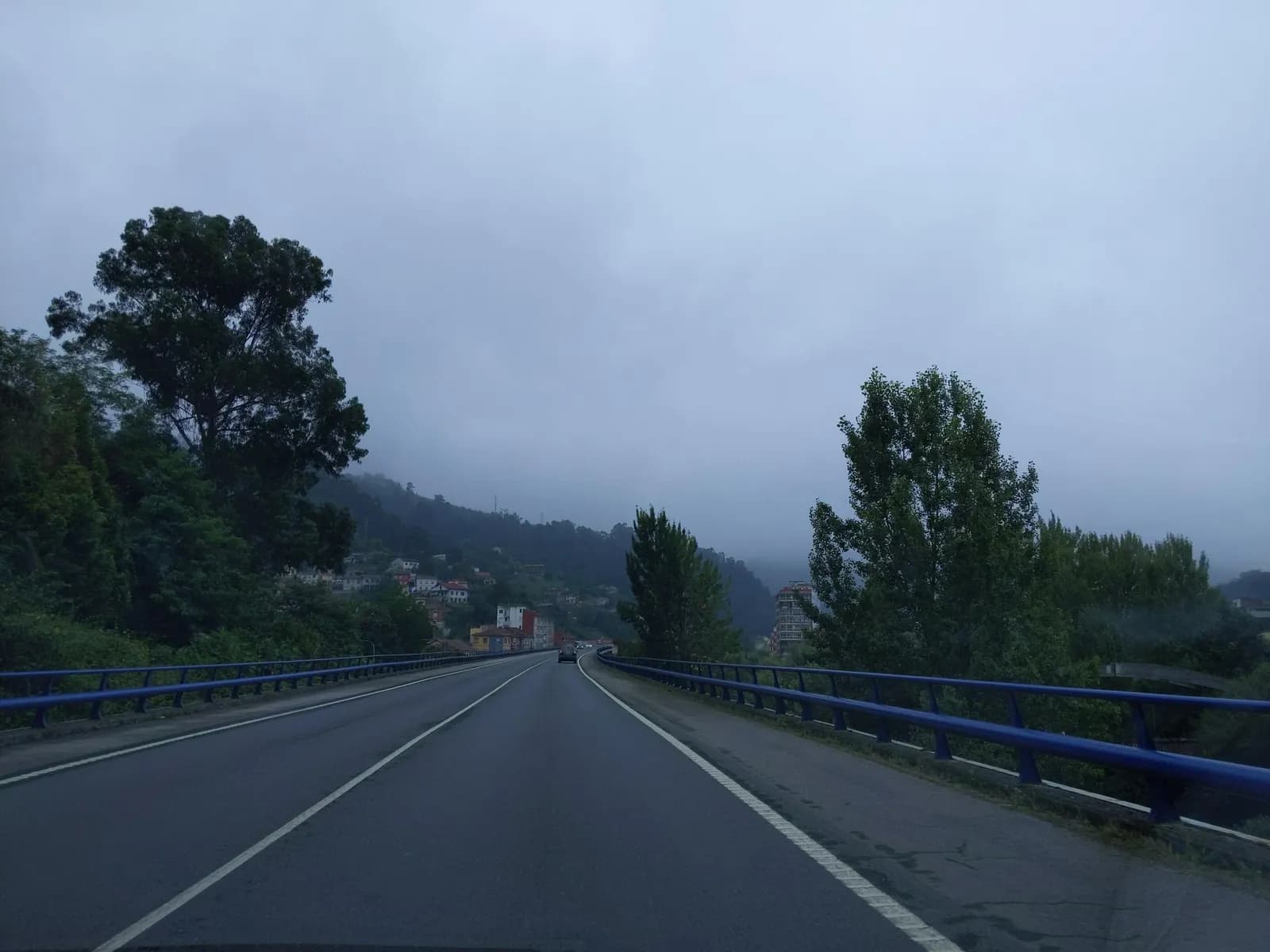 Aparcamiento gratuito en Avenida del Parque en San Martín del Rey Aurelio (Asturias)