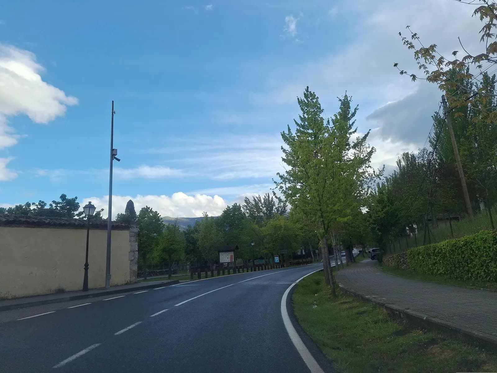 Aparcamiento gratuito en Avenida El Paular en Rascafría (Madrid)