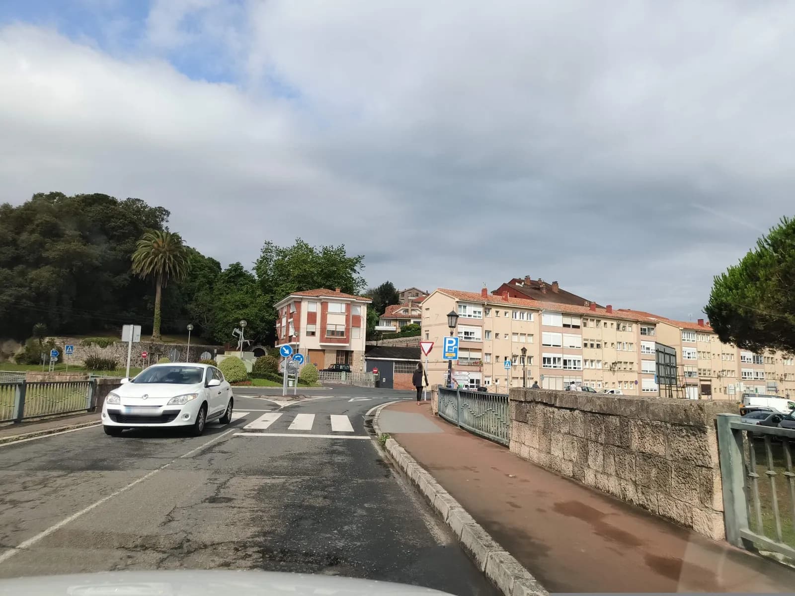 Aparcamiento gratuito en Avenida Miramar en San Vicente de la Barquera (Cantabria)