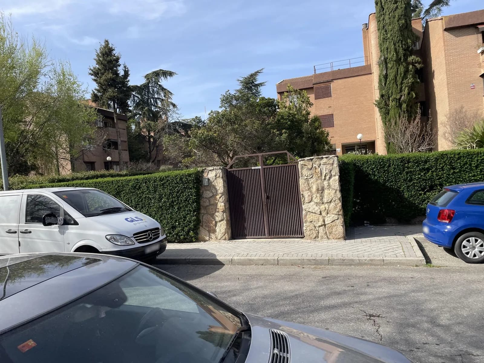 Aparcamiento gratuito en Avenida Paralela en Majadahonda (Madrid)
