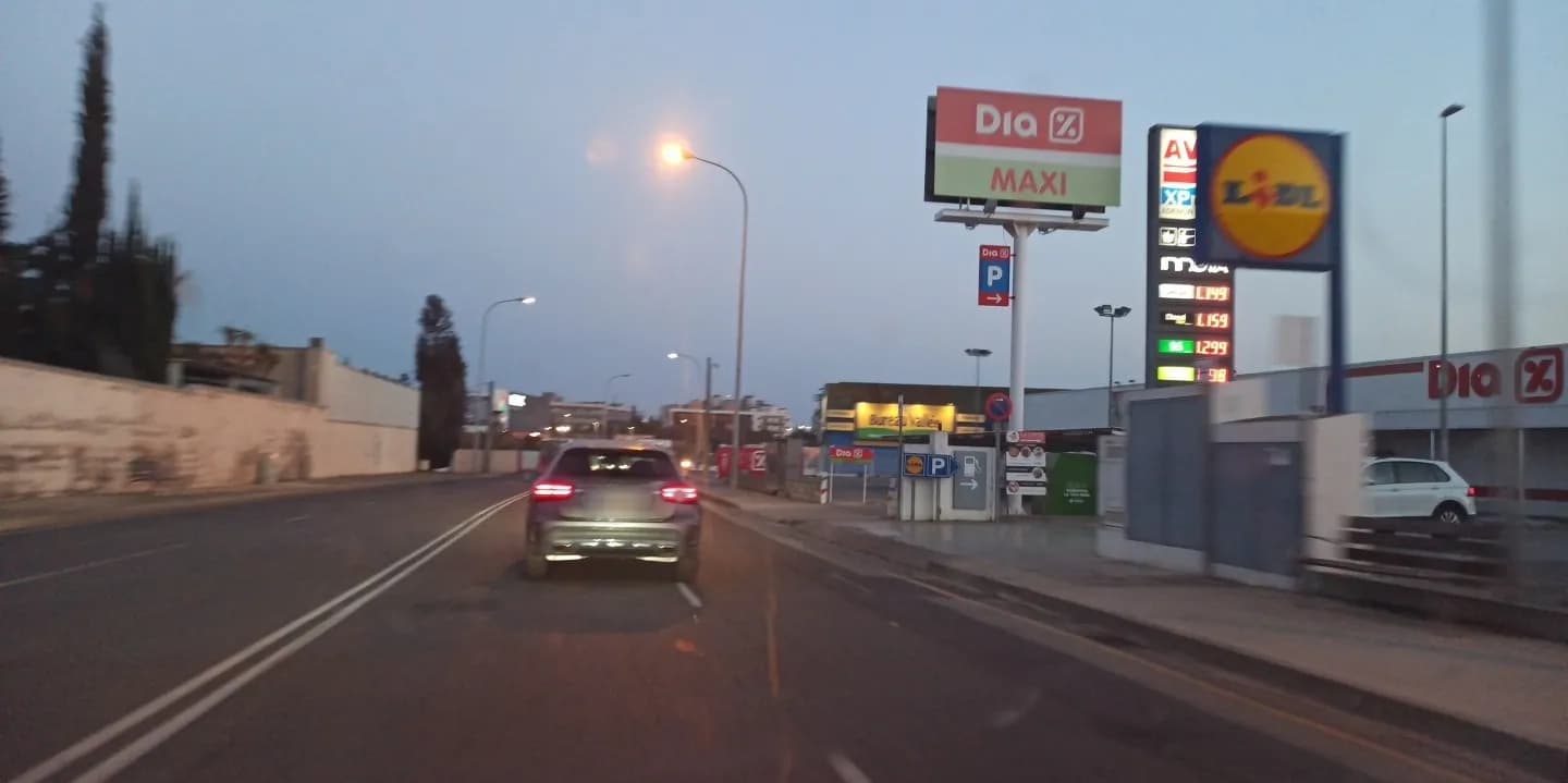 Parking gratuito de clientes en Av. d'Eduard Toldrà, Vilanova en Vilanova i la Geltrú (Barcelona)
