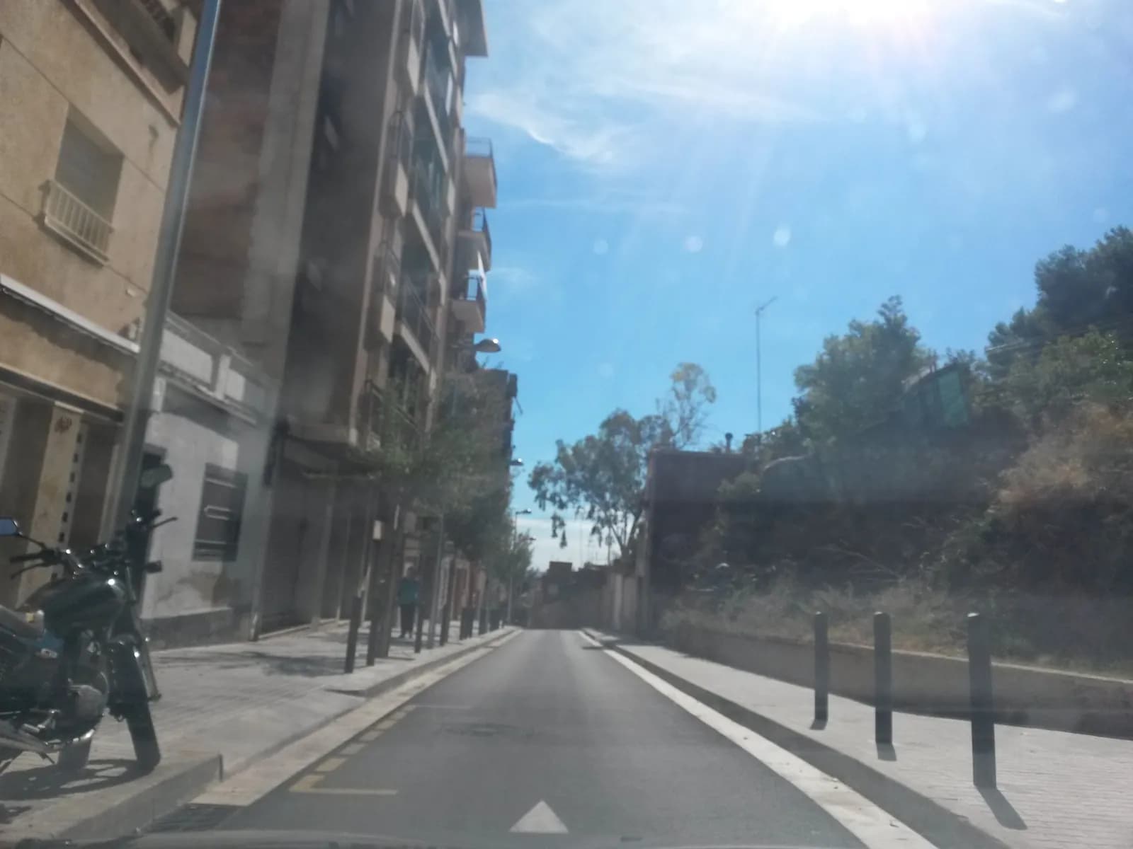 Aparcamiento gratuito en Avinguda d'en Caritg en Santa Coloma de Gramenet (Barcelona)