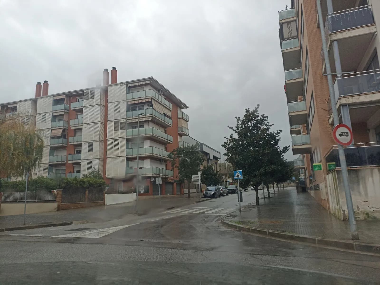 Aparcamiento gratuito en avinguda de la Llibertat en Montornès del Vallès (Barcelona)