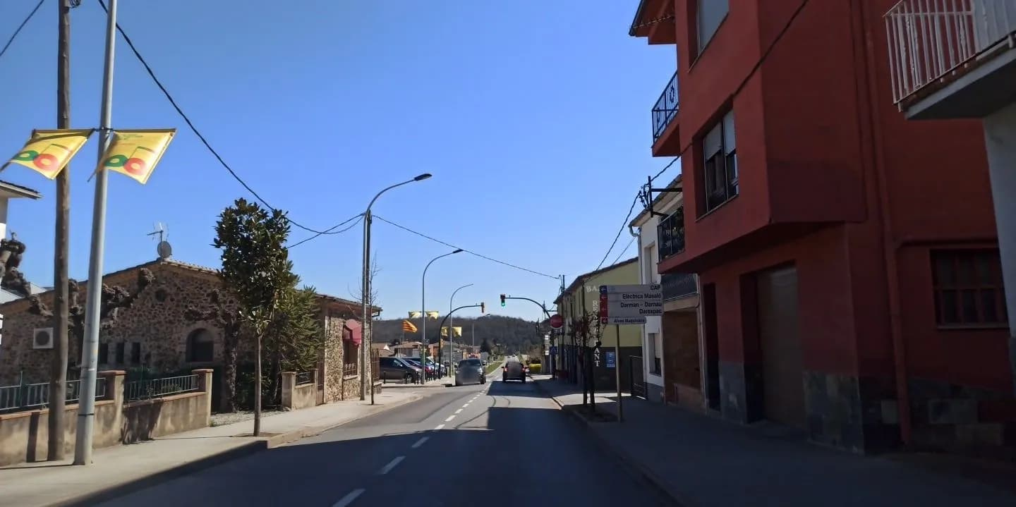 Aparcamiento gratuito en Avinguda Secretari Narcís Arnau en Les Planes d'Hostoles (Girona)