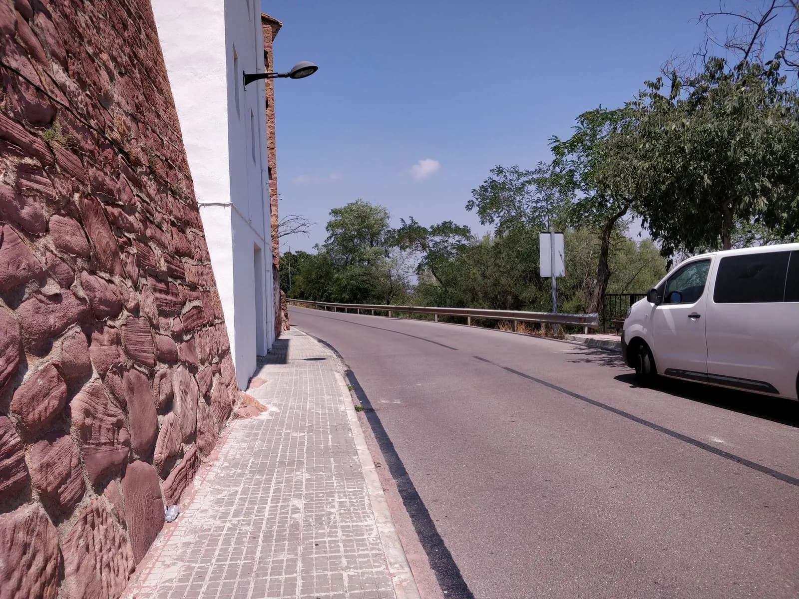 Aparcamiento gratuito en Calle de la Pintora Beatriz Gullmann en Vilafamés (Castellón)