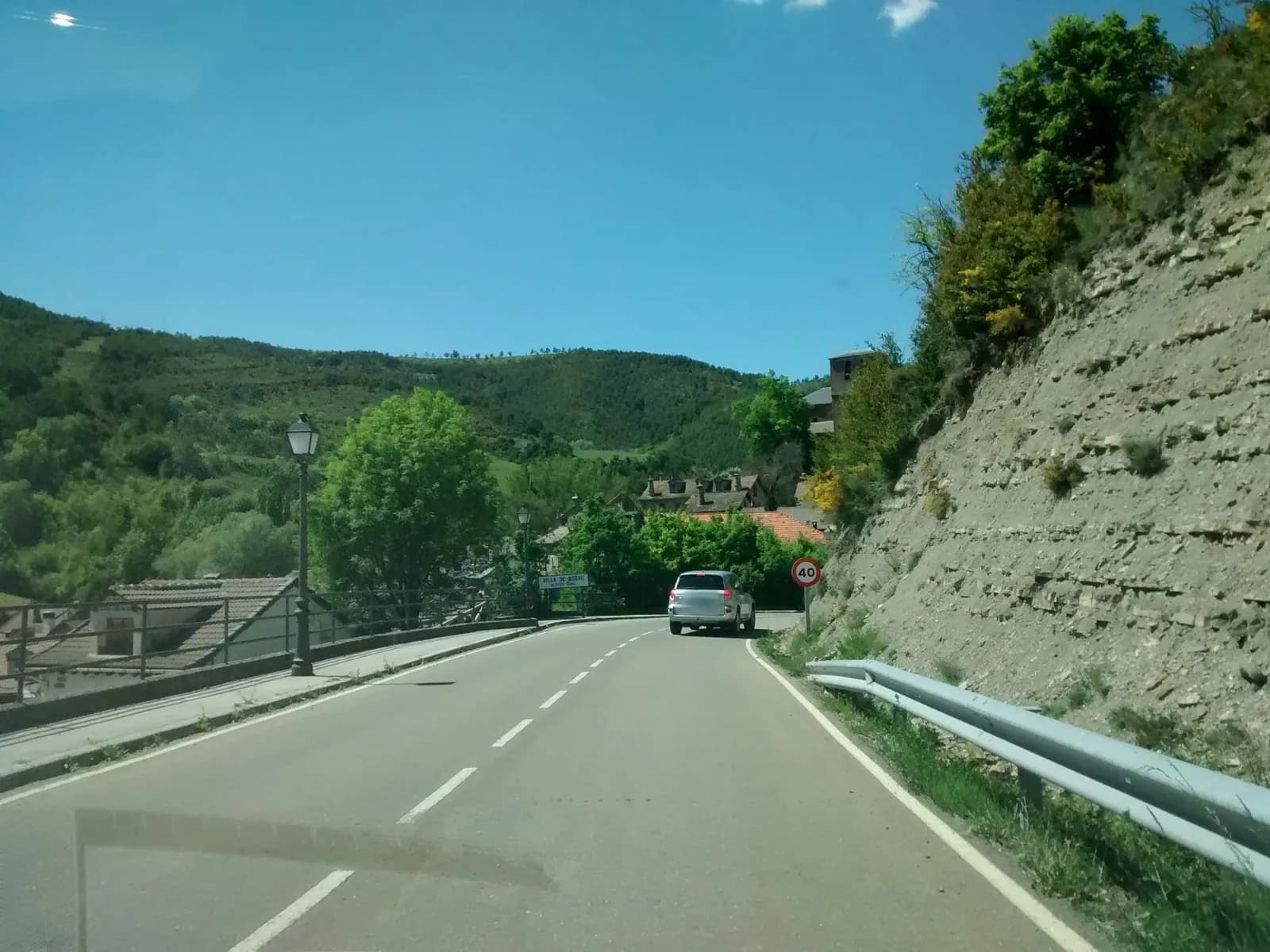 Aparcamiento gratuito en Calle del Puente en Borau (Huesca)