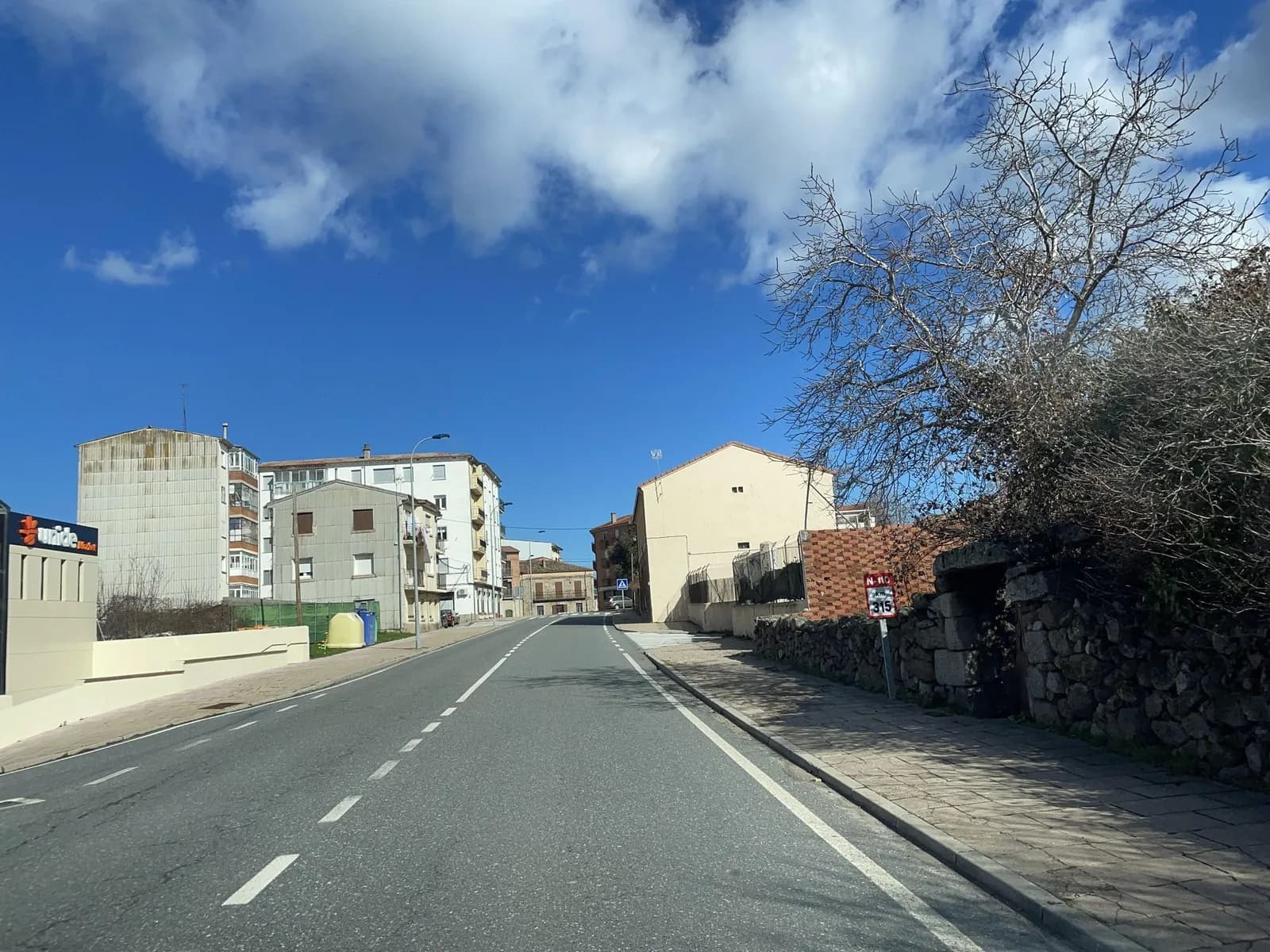 Aparcamiento gratuito en Calle del Quinto Centenario en Piedrahíta (Ávila)
