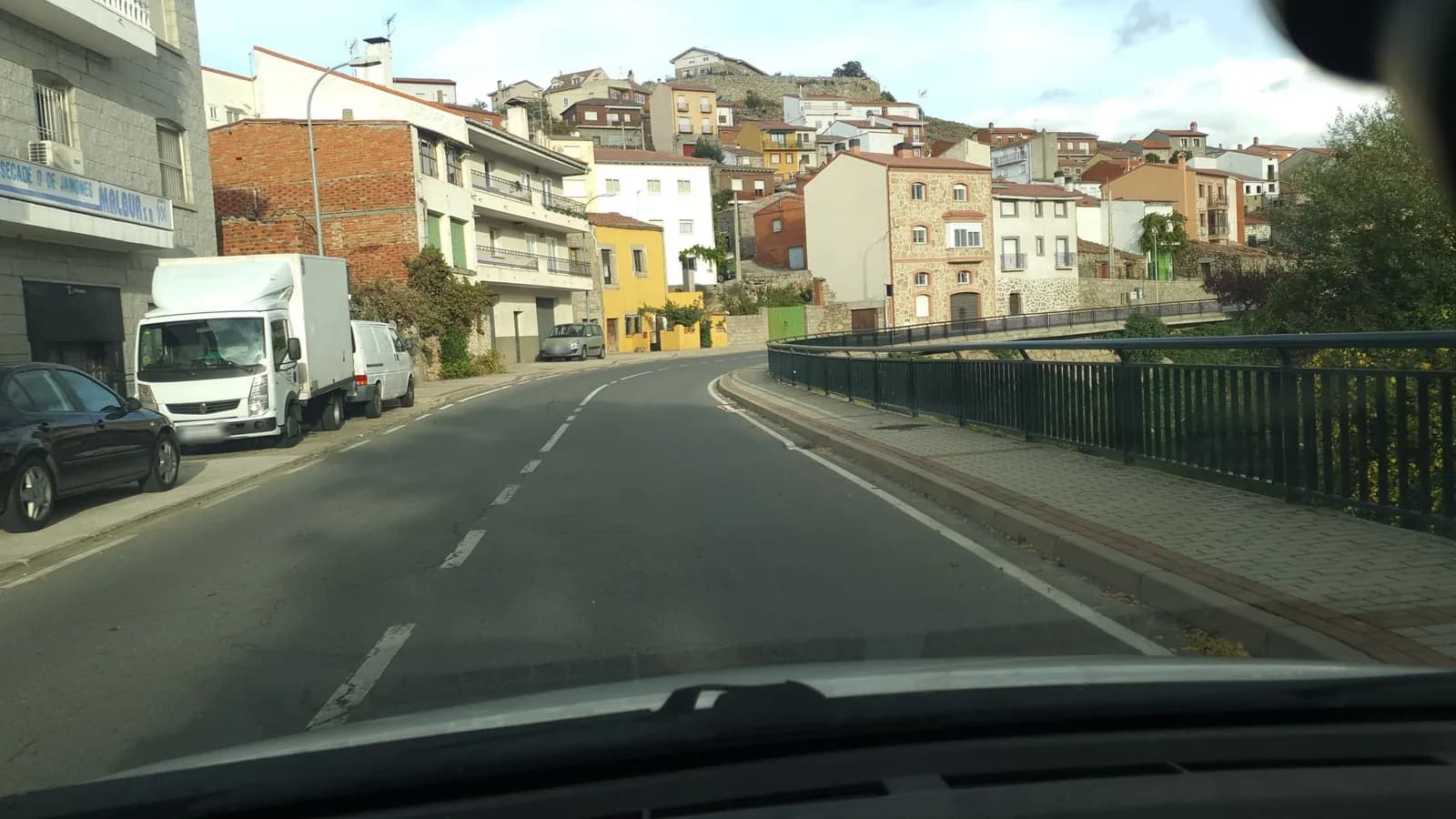 Aparcamiento gratuito en Calle Mayor en Burgohondo (Ávila)