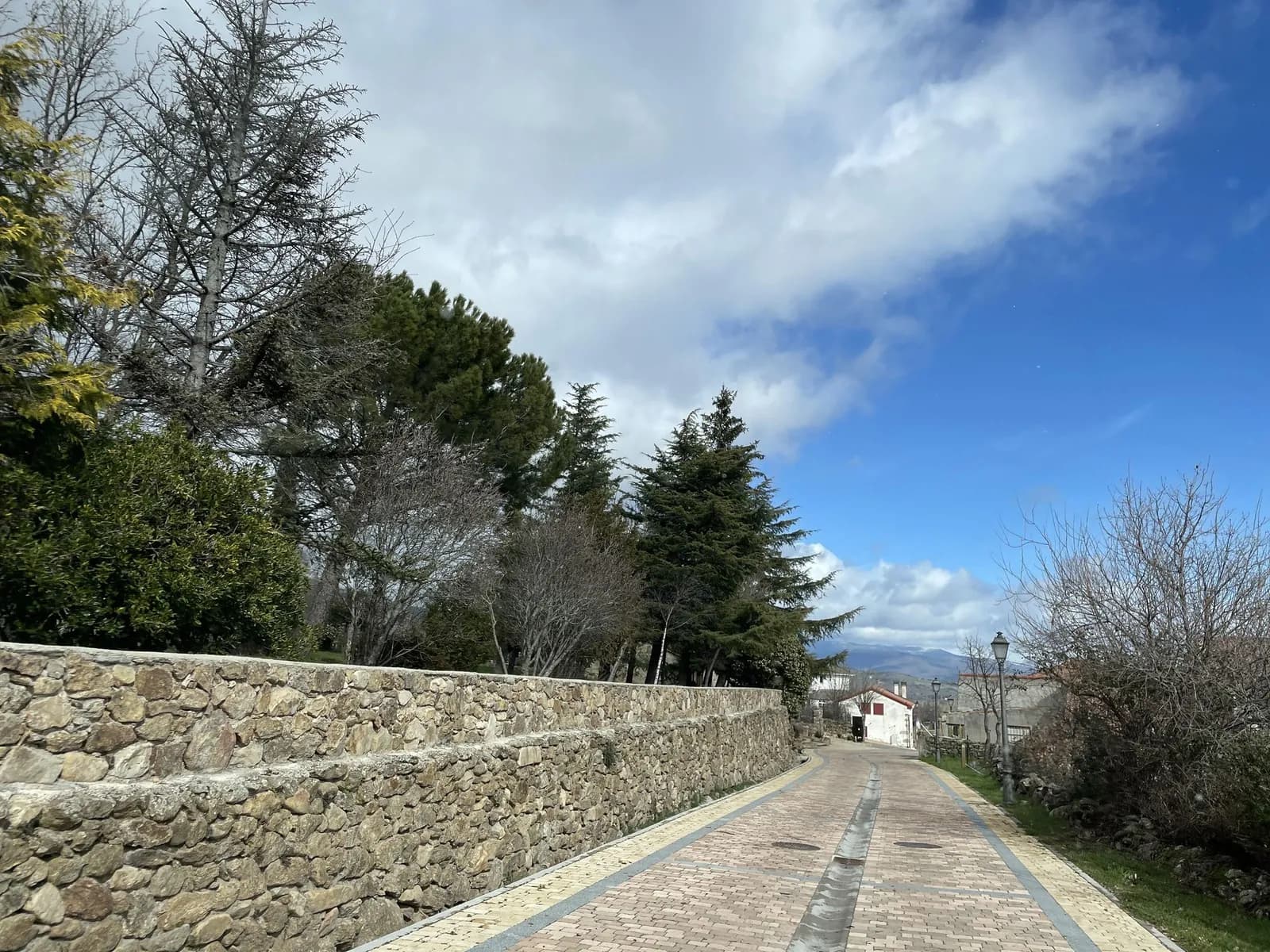 Aparcamiento gratuito en Camino de la Nava en Navarredonda y San Mamés (Madrid)