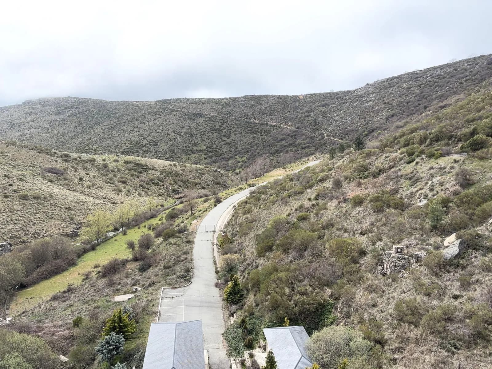 Aparcamiento gratuito en Camino de las Escarnalejas en Navas del Marqués (Las) (Ávila)