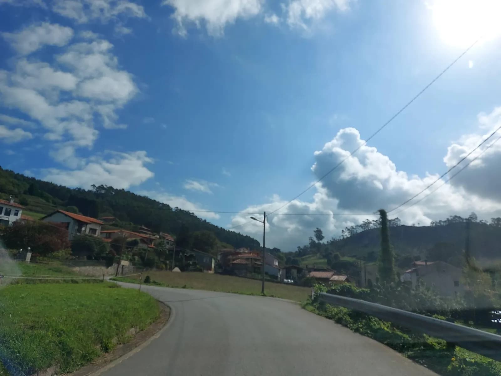 Aparcamiento gratuito en camino del norte en Caravia (Asturias)