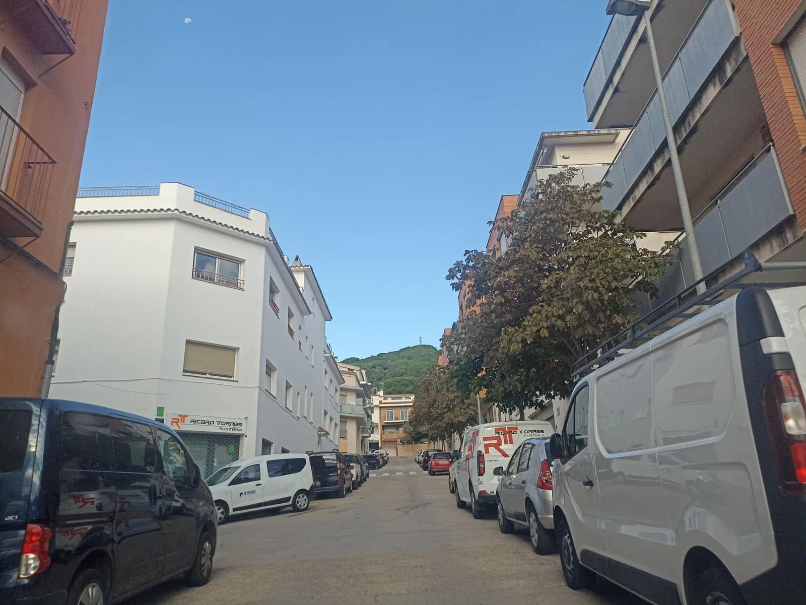 Aparcamiento gratuito en Carrer de Carles Carqués i Martí en Canet de Mar (Barcelona)