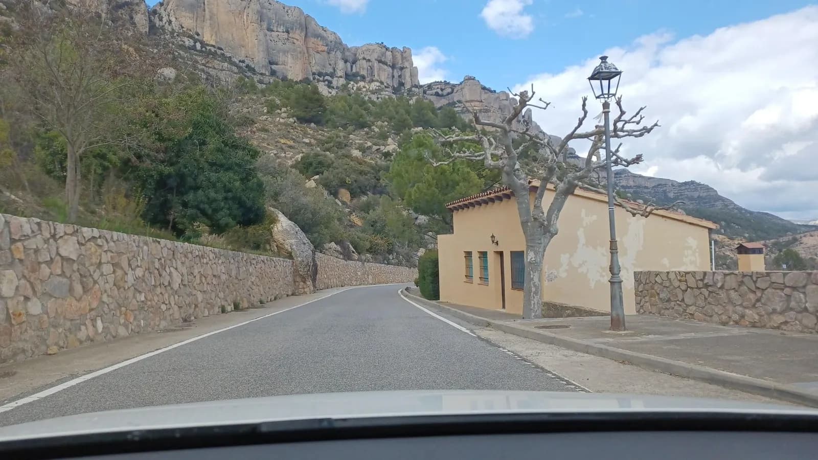 Aparcamiento gratuito en Carrer de la Font en La Morera de Montsant (Tarragona)