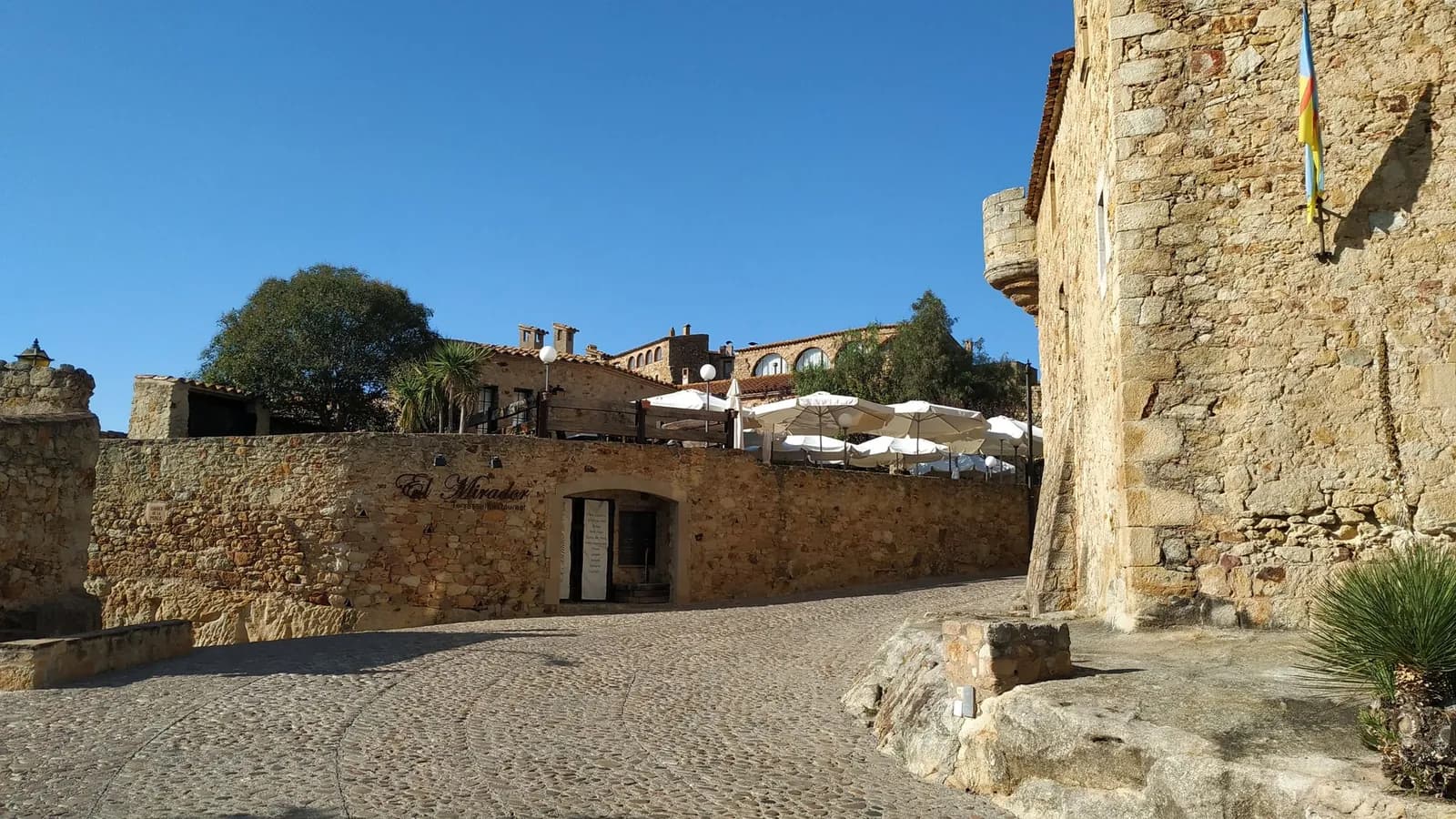 Aparcamiento gratuito en Carrer de la Mina en Pals (Girona)