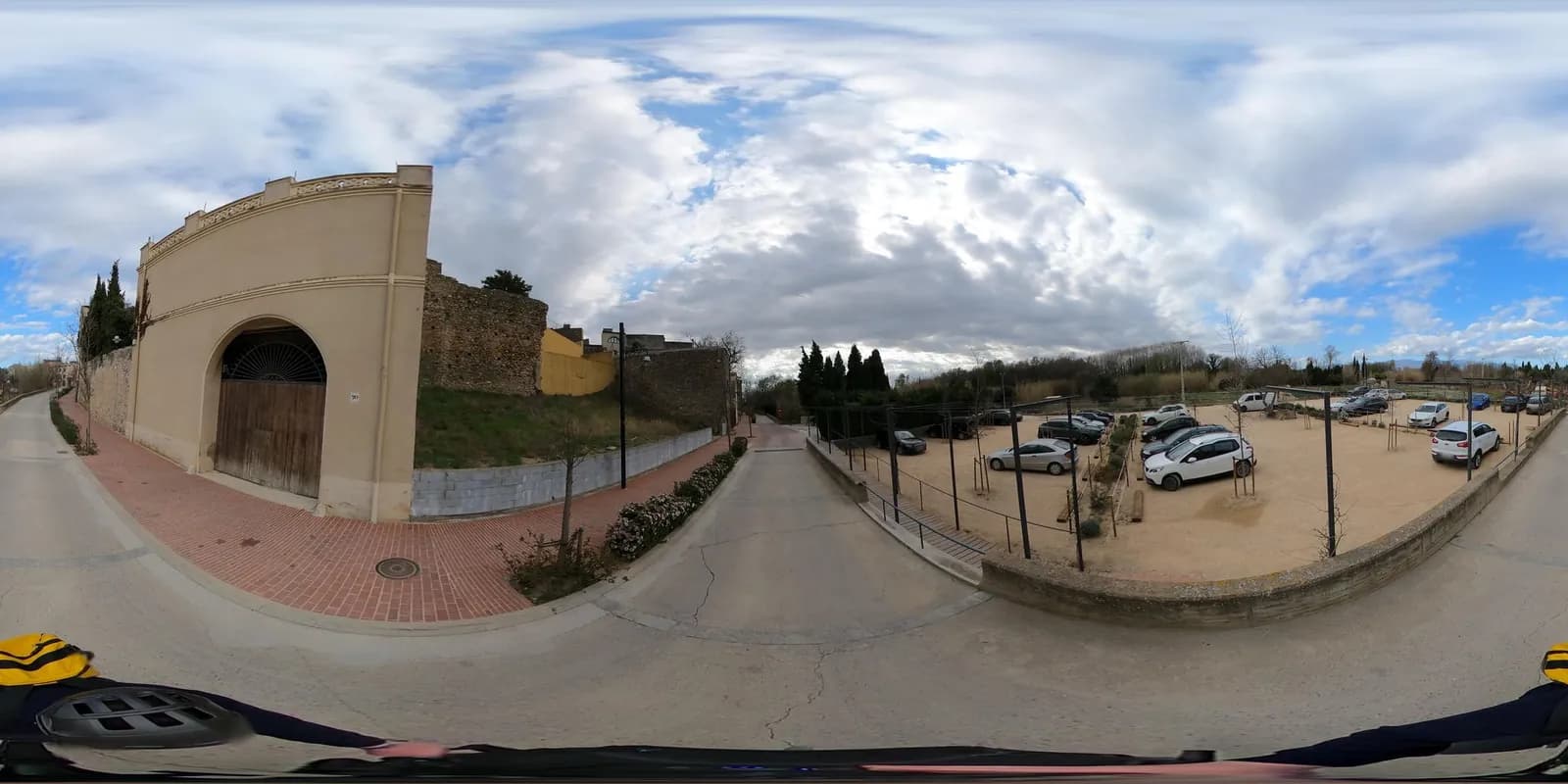 Aparcamiento gratuito en Carrer de Sota Muralla en Peralada (Girona)