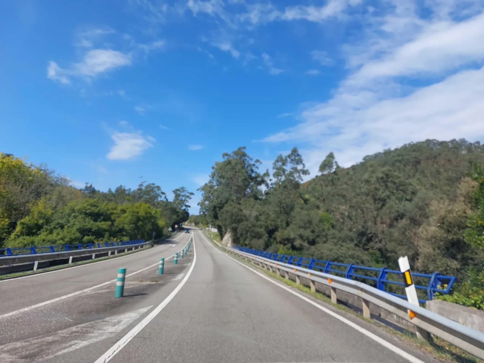 Aparcamiento gratuito en Carretera a la Playa de La Franca en Ribadedeva (Asturias)