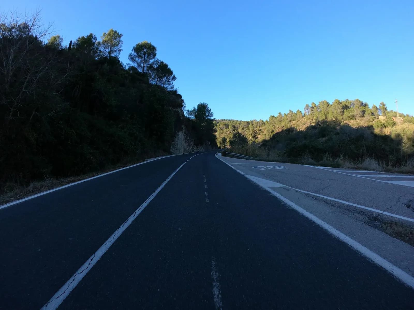 Aparcamiento gratuito en Carretera Accés a Fuentes de Ayódar en Tales (Castellón)