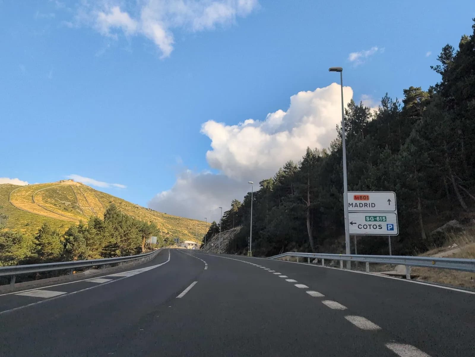 Aparcamiento gratuito en Carretera de los Cogorros en Cercedilla (Madrid)