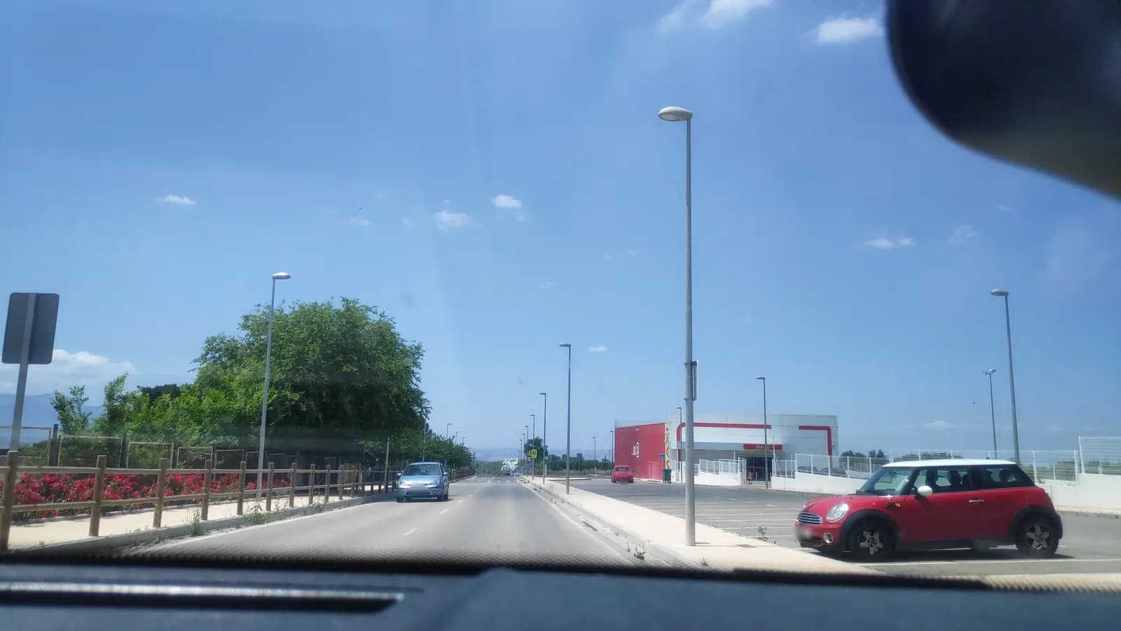 Aparcamiento gratuito en la carretera de Mancha Real a Jódar en Mancha Real (Jaén)