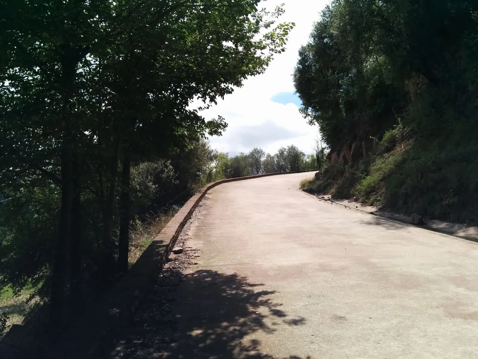 Aparcamiento gratuito en Carretera de Montclar en Montclar (Barcelona)