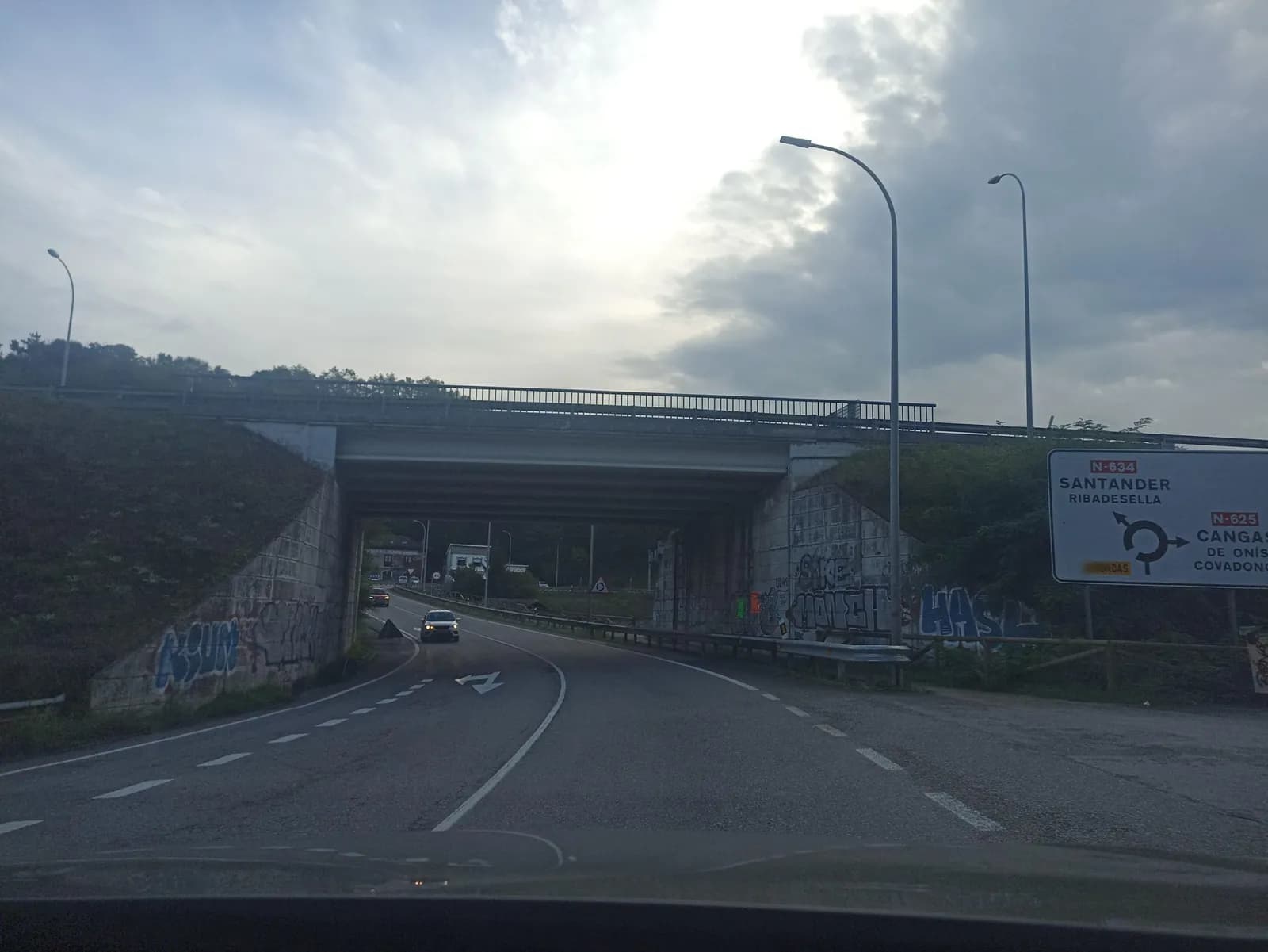 Aparcamiento gratuito en Carretera Irún - La Coruña en Parres (Asturias)