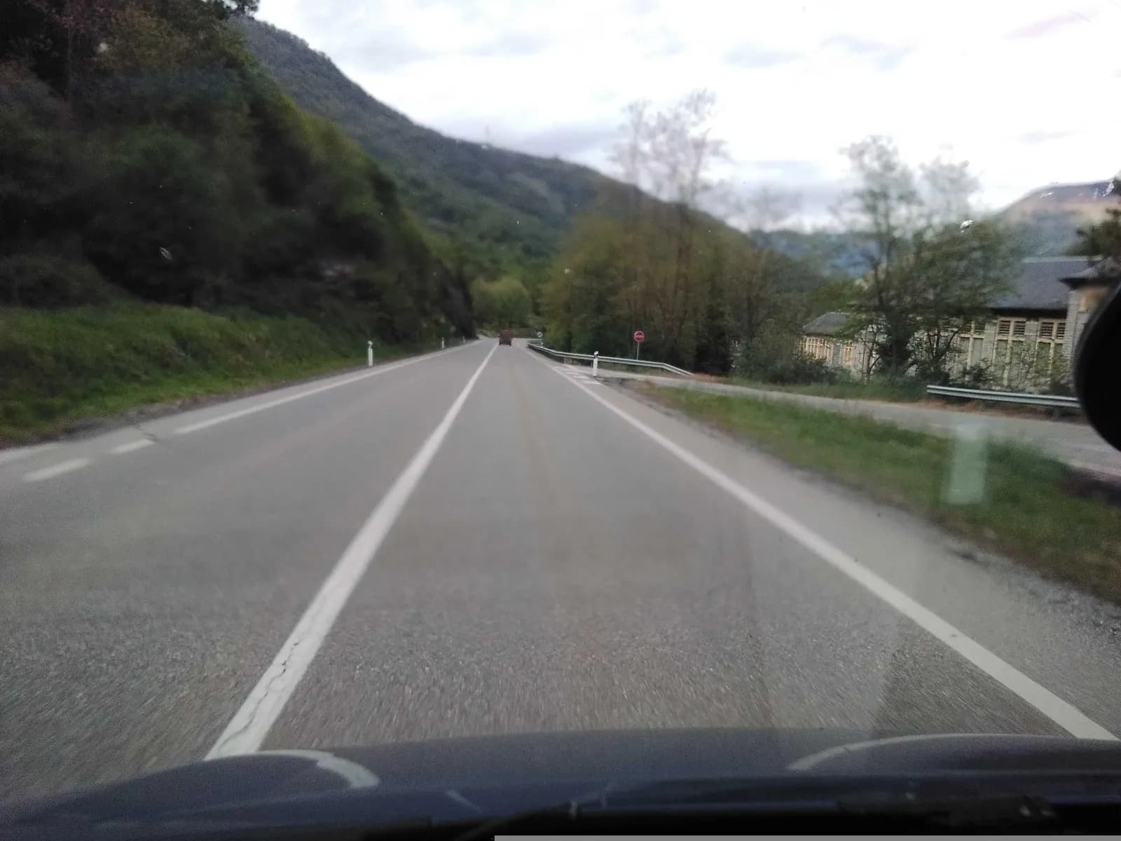 Aparcamiento gratuito en Carretera N-230 Lleida - Francia en Les (Lleida)