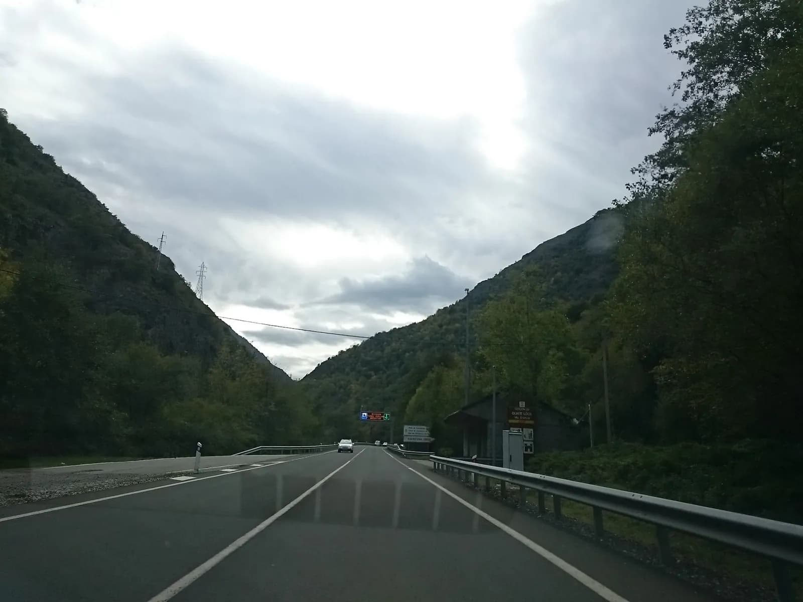 Aparcamiento gratuito en Carretera N-230 Lleida-Viella-Francia en Canejan (Lleida)