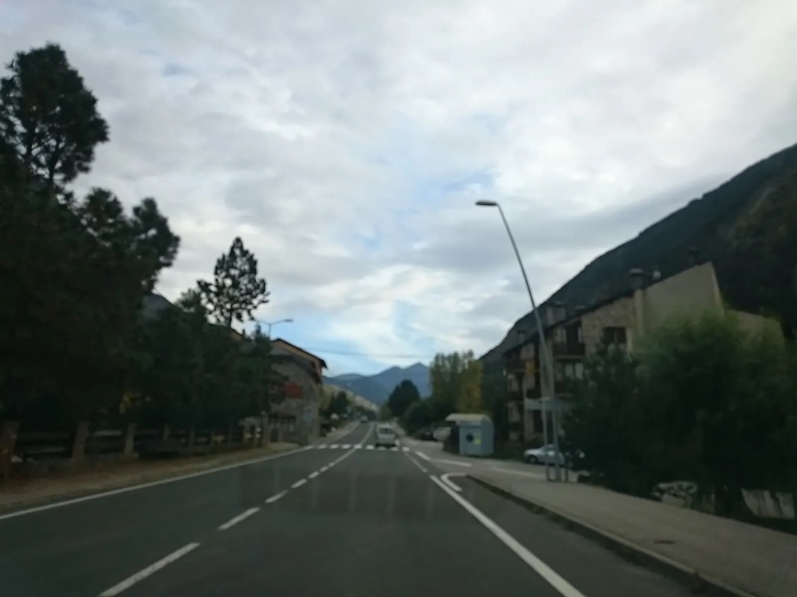Aparcamiento gratuito en Carretera Vella en Guingueta d'Àneu (La) (Lleida)