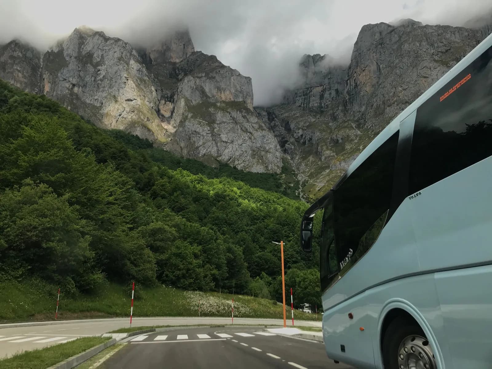 Aparcamiento gratuito cerca de Fuente Dé (Picos de Europa) en Posada de Valdeón (León)