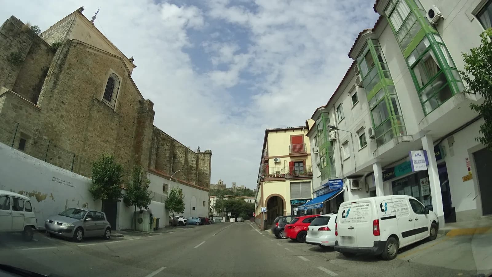 Parking gratis cerca de la Plaza Mayor de Trujillo (Av. Miajadas) en Trujillo (Cáceres)
