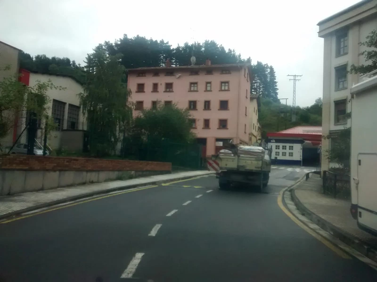 Aparcamiento gratuito en Eguzki auzoa en Antzuola (Gipuzkoa)