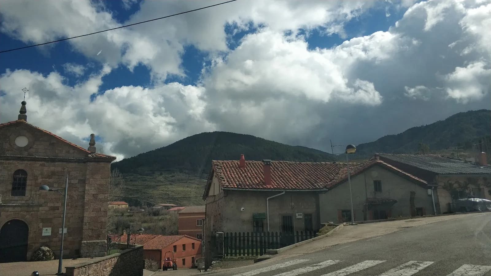 Aparcamiento gratuito en el centro de Neila en Neila (Burgos)