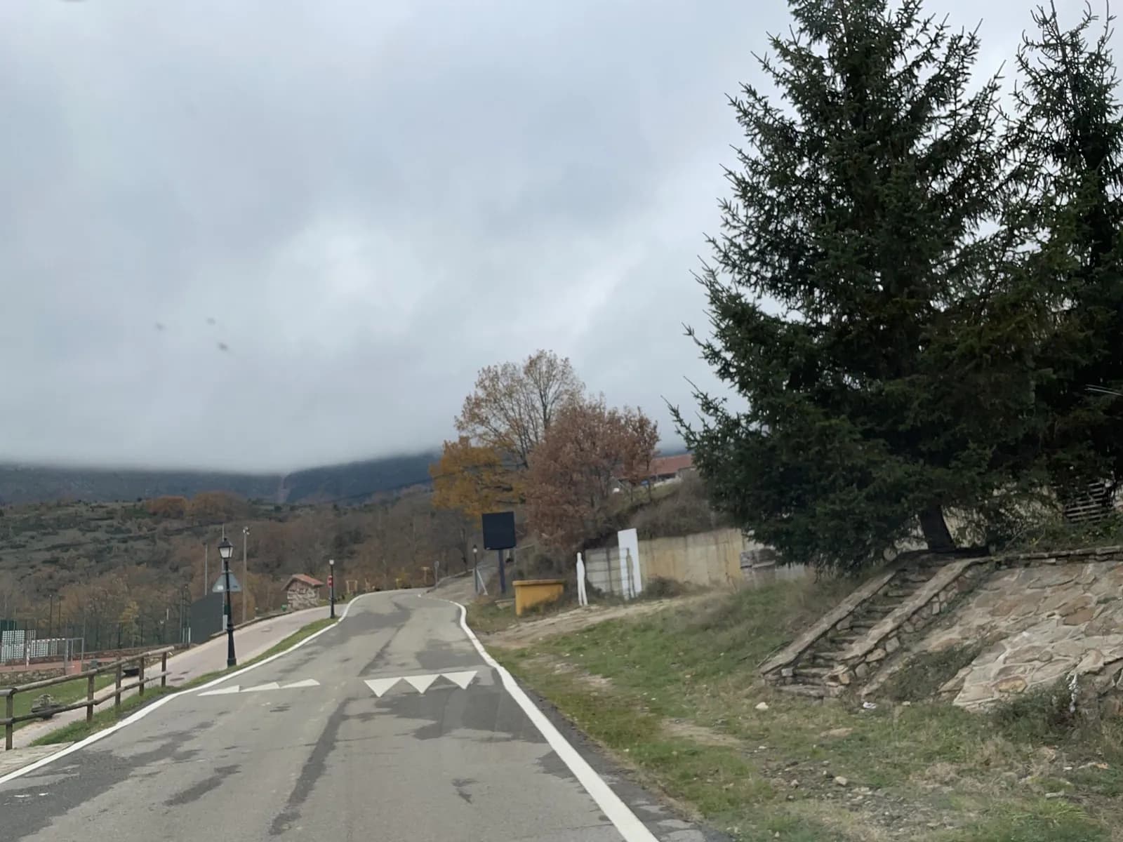 Aparcamiento gratuito en el centro de Puebla de la Sierra en Puebla de la Sierra (Madrid)