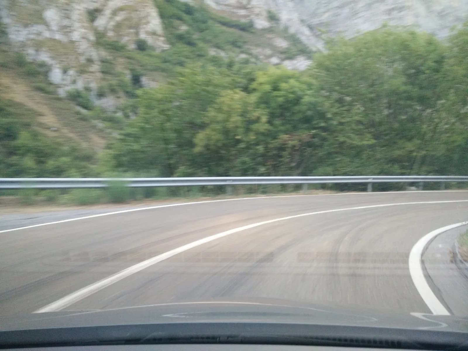 Aparcamiento gratuito en el oeste de Oseja de Sajambre en Oseja de Sajambre (León)