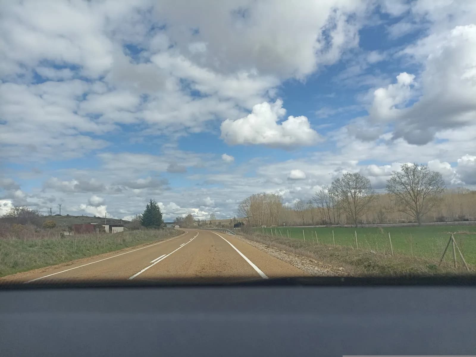 Aparcamiento gratuito en el oeste de Salinas de Pisuerga en Salinas de Pisuerga (Palencia)