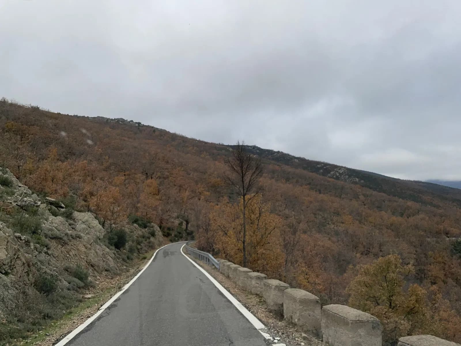 Aparcamiento gratuito en el sur de Puebla de la Sierra en Puebla de la Sierra (Madrid)