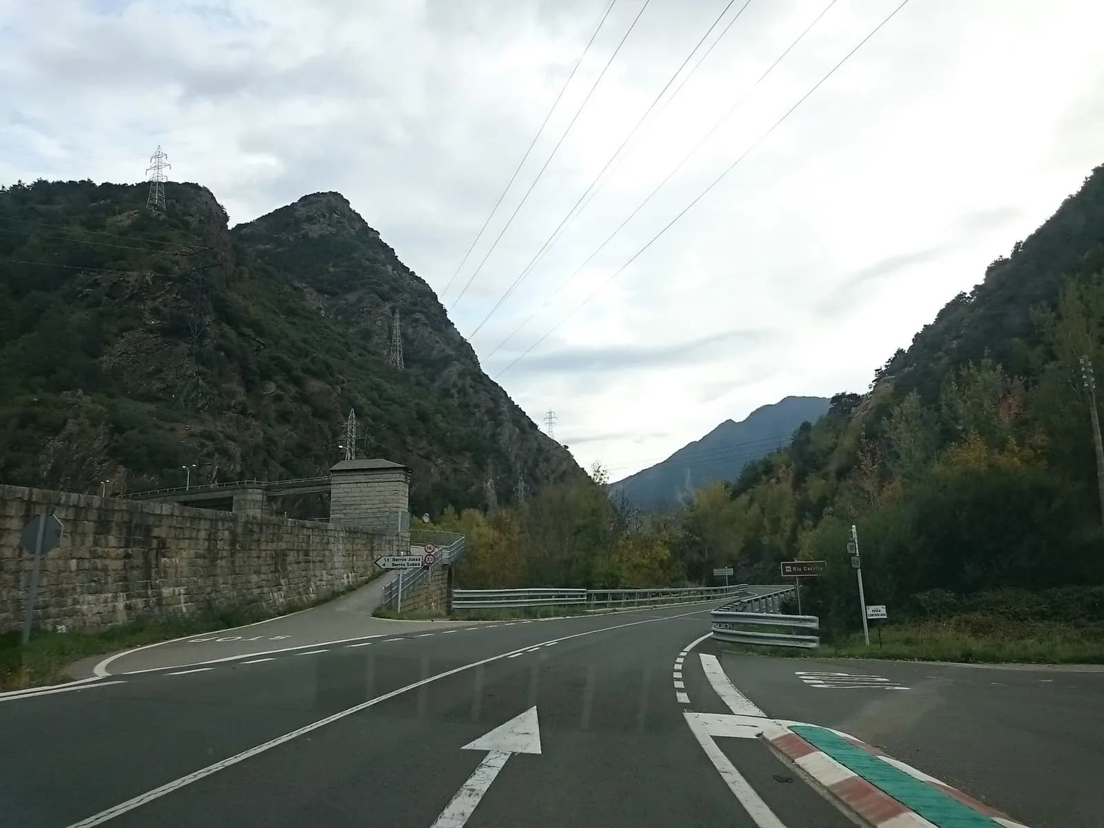 Aparcamiento gratuito en el sureste de Guingueta d'Àneu (La) en Guingueta d'Àneu (La) (Lleida)