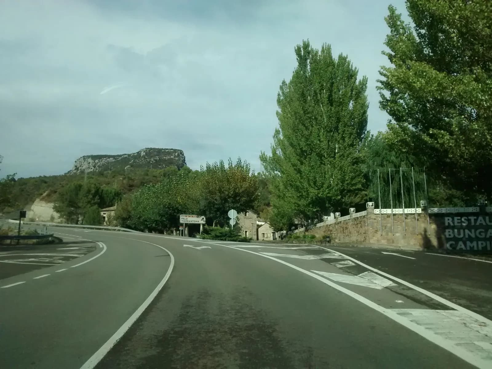 Aparcamiento gratuito en entrada al aparcamiento en Abizanda (Huesca)