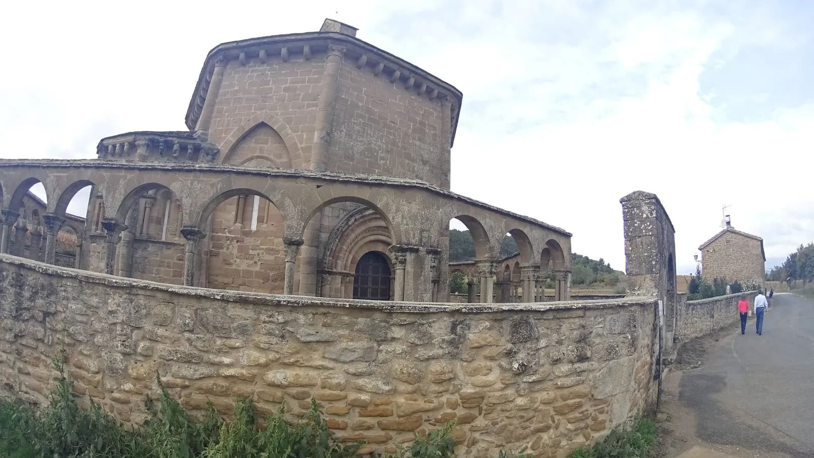 Aparcamiento gratuito en Ermita de Eunate en Muruzábal (Navarra)