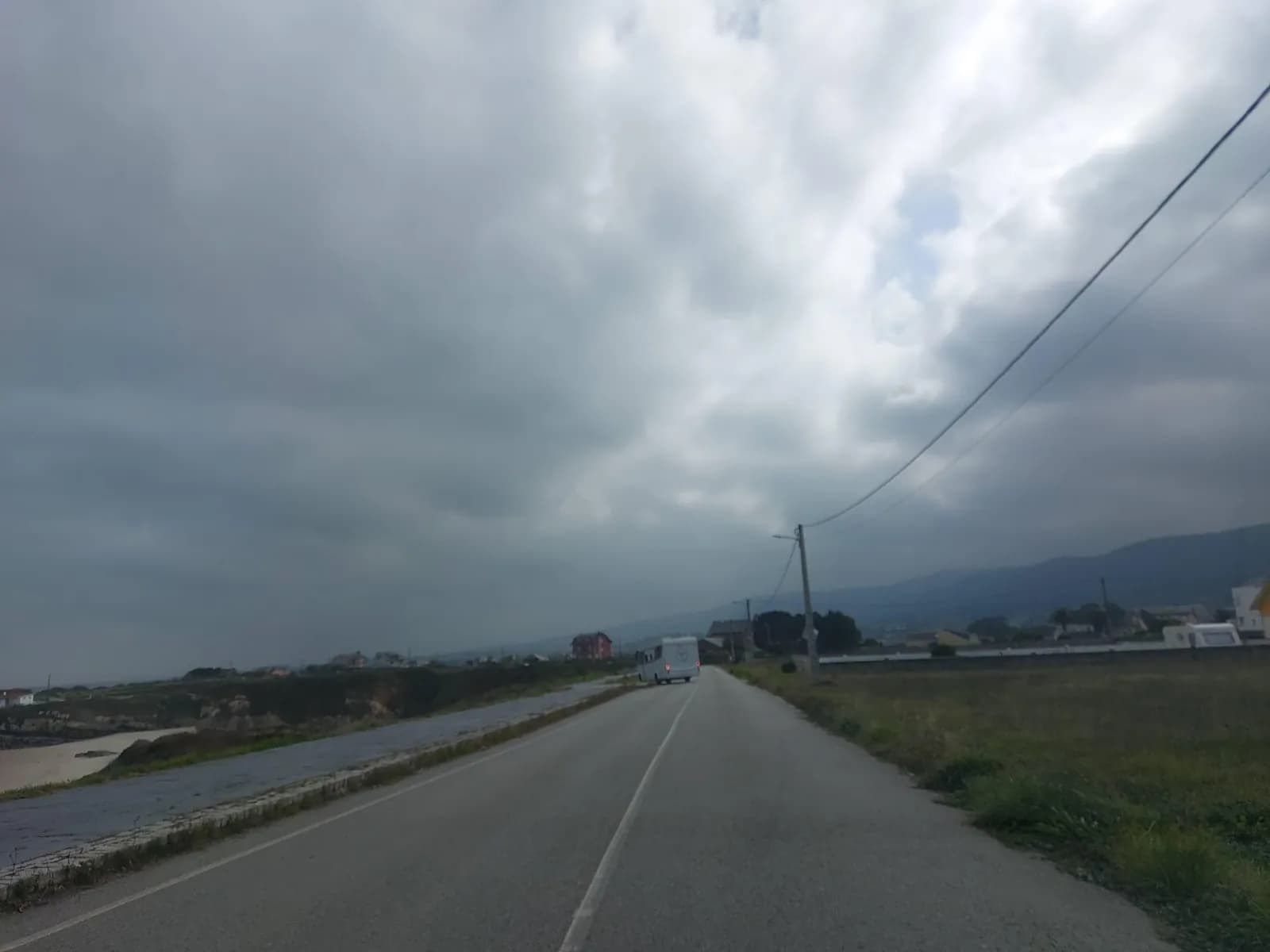 Aparcamiento gratuito en Estrada da Costa en Barreiros (Lugo)