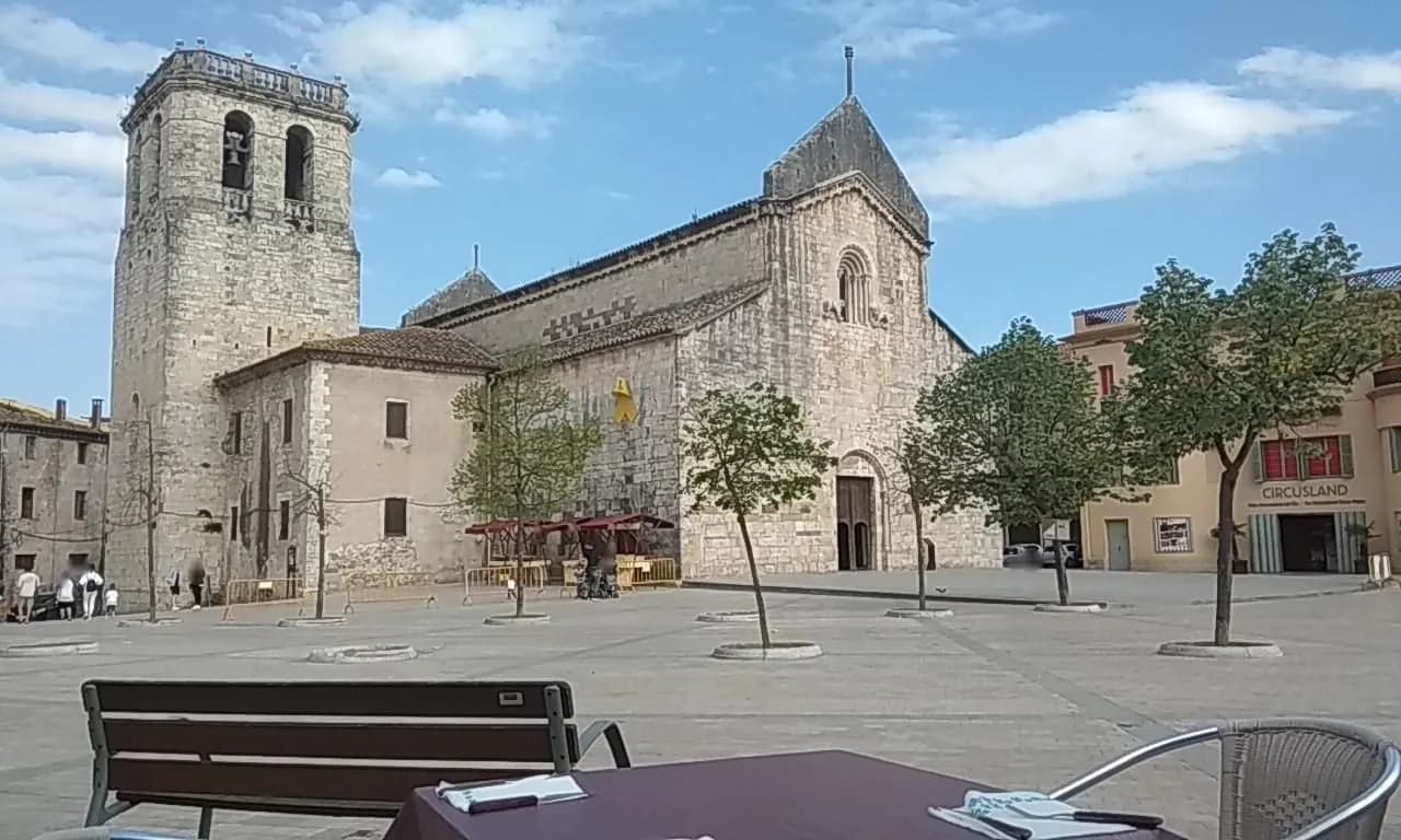Aparcamiento gratuito junto a Besalú (Girona) en Besalú (Girona)