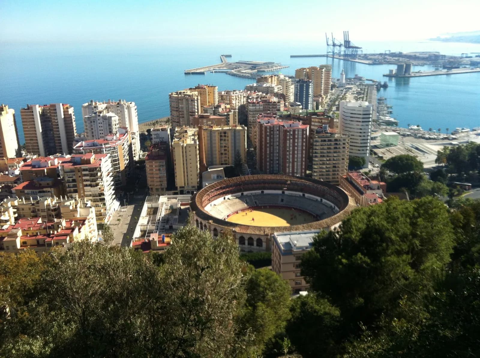 Aparcamiento gratuito junto a Castillo de Gibralfaro en Málaga