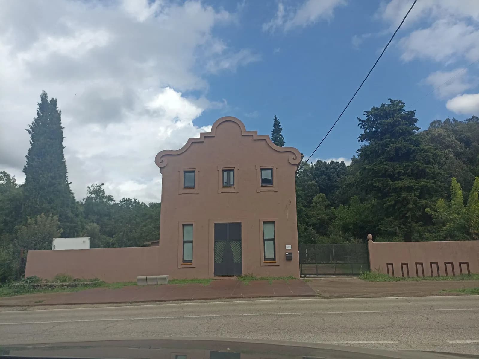 Aparcamiento gratuito junto a Parque Natural de la Zona Volcánica de la Garrotxa en Santa Pau (Girona)