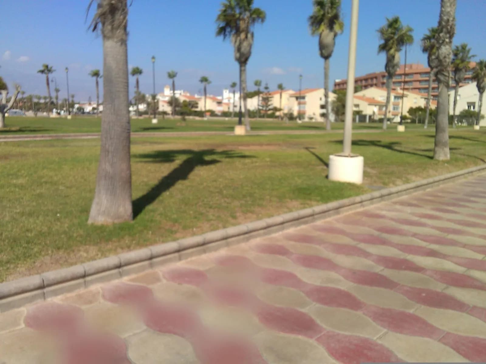 Aparcamiento gratuito en Paseo de Manolo Escobar en Roquetas de Mar (Almería)