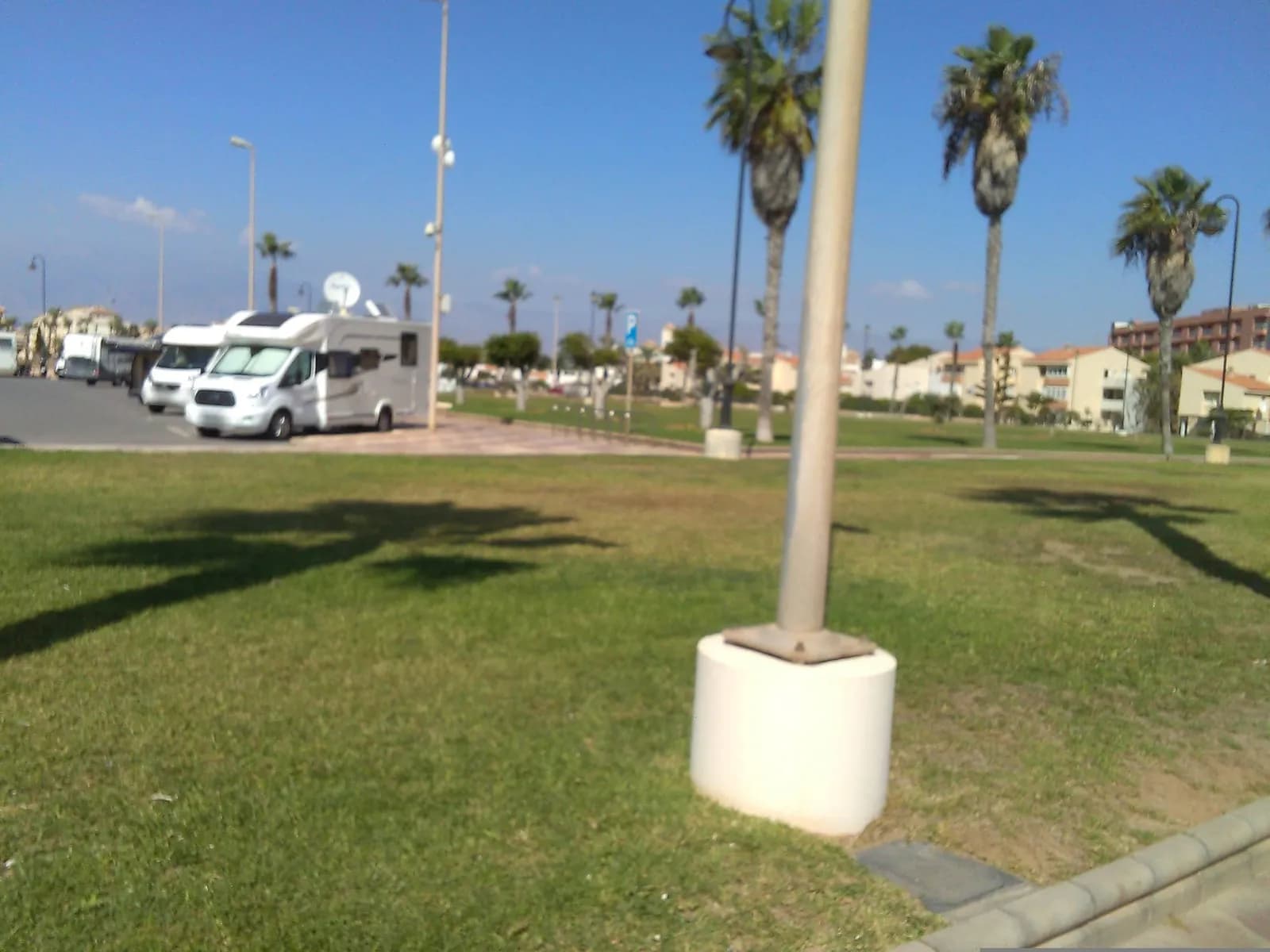 Aparcamiento gratuito en Paseo de Manolo Escobar en Roquetas de Mar (Almería)