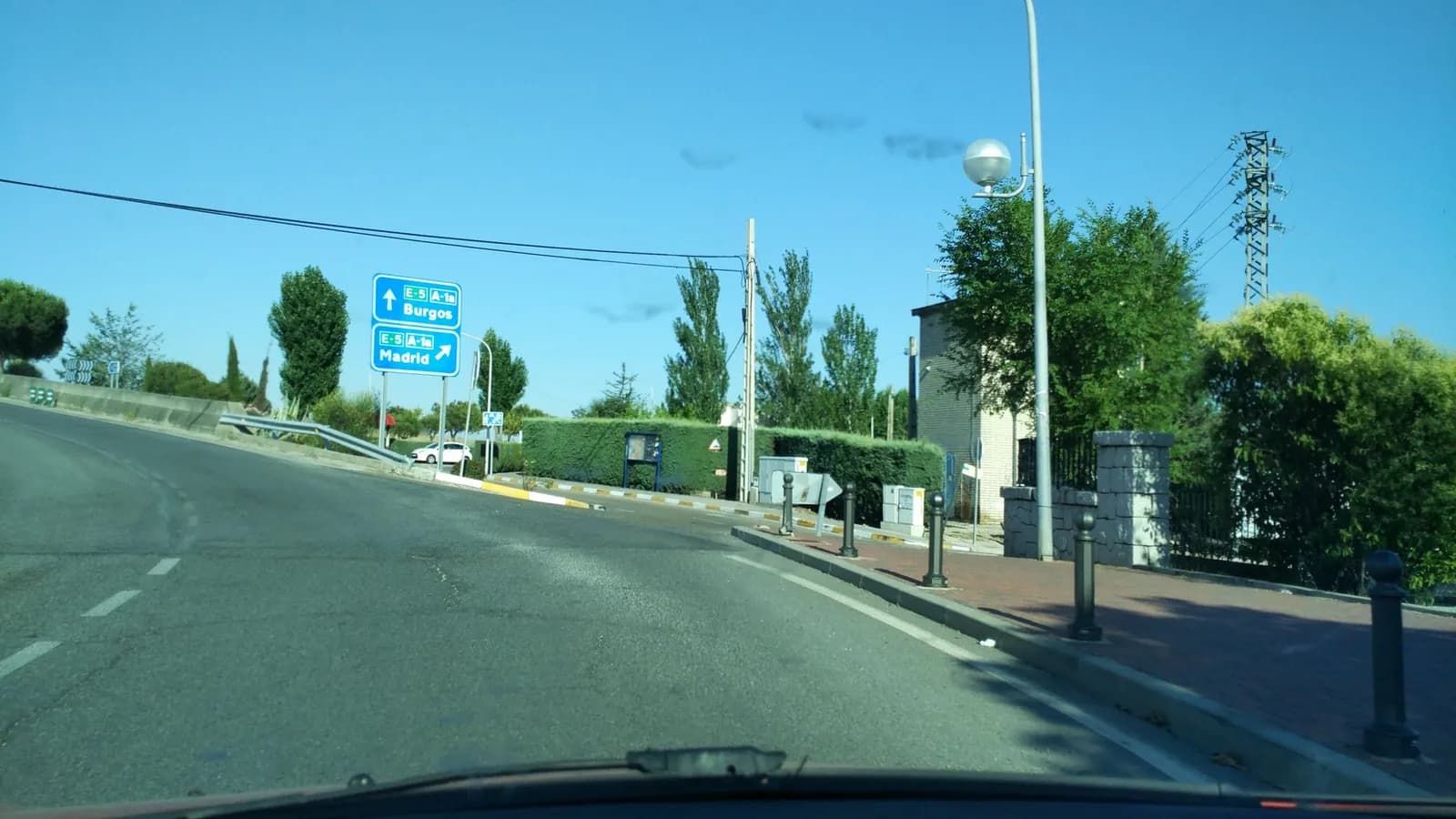 Aparcamiento gratuito en Paseo Ermita en Pedrezuela (Madrid)