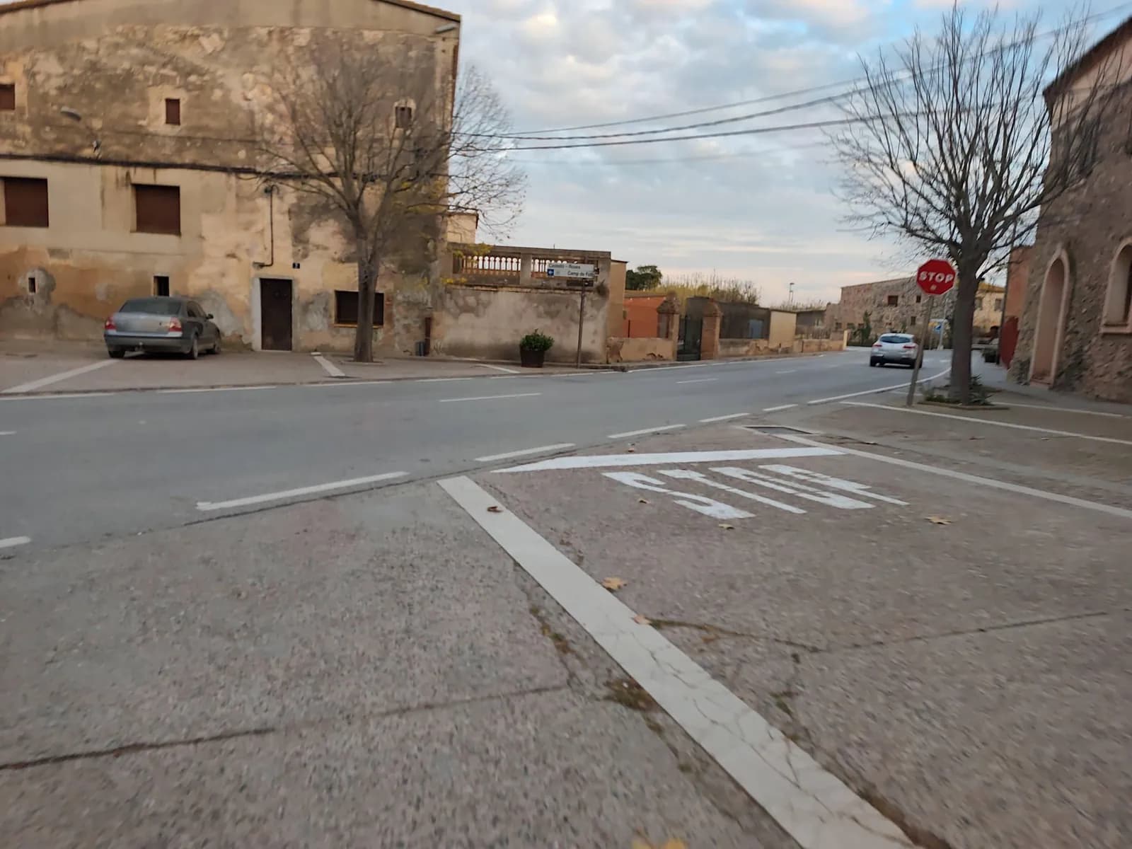 Aparcamiento gratuito en Plaça Major en Vila-sacra (Girona)
